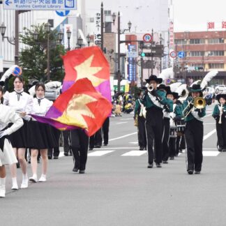 音楽パレード行進軽やか　港まつり最終日にぎわう【釧路市】(2024-08-05)