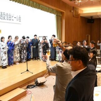 ビール片手に参加者乾杯　釧路信金２支店の愛信会催し【釧路市】_1(2024-08-08)