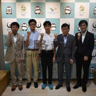 藤原さん（鶴居中３年）全国陸上へ　大石村長に活躍誓う【鶴居】(2024-08-10)