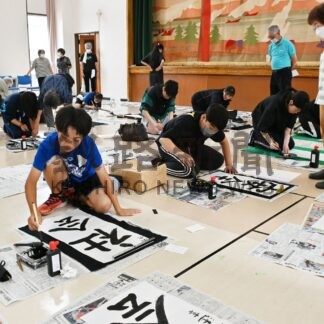 力強く繊細な筆運び　小中学生席書大会【白糠】(2024-08-14)