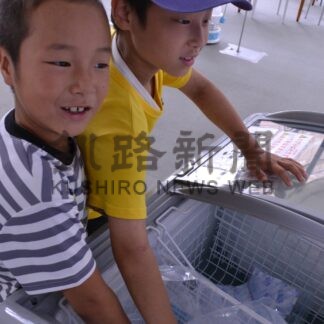 南極の氷に触れて　こども遊学館、ひんやり体験人気【釧路市】(2024-08-11)