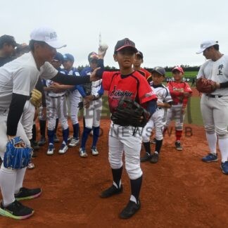 野球技術 釧根の小学生に　亜大選手ら指導 ５年ぶり教室【釧路市】(2024-08-14)