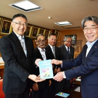 市内小中学校などにミルク写真集を寄贈　市動物園協会【釧路市】(2024-09-26)