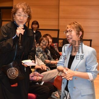 直木賞作家、桜木さんトークで魅了　町図書館３０周年記念、倍賞さん訪れ激励【別海】(2024-09-23)