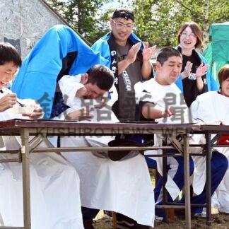 二人羽織りでプリン食べ　のんき村まつりにぎわう【厚岸】(2024-09-12)
