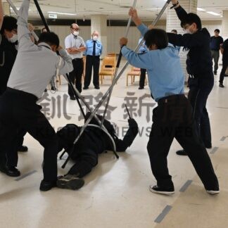 無差別殺傷に備え訓練　道警釧本、さすまた制圧法実践【釧路市】(2024-09-27)