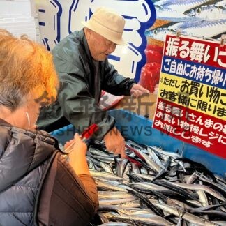 「振る舞いサンマ」に笑顔　鮮魚店で今年も【根室】(2024-09-22)