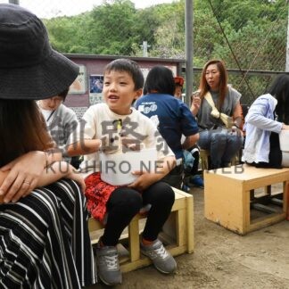 親子連れウサギと触れ合い　きょうまで動物園まつり【釧路市】(2024-09-16)