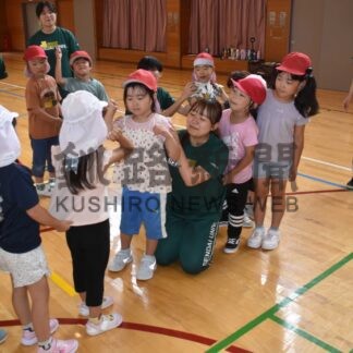 運動あそびで園児と交流　仙台大学生が研修【標津】(2024-09-04)