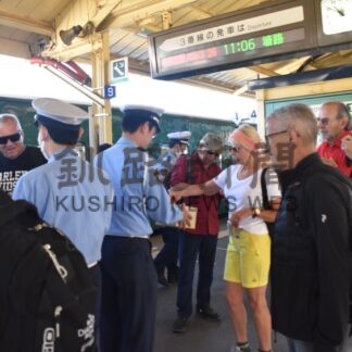 外国人観光客に交通安全啓発【釧路市】(2024-09-17)