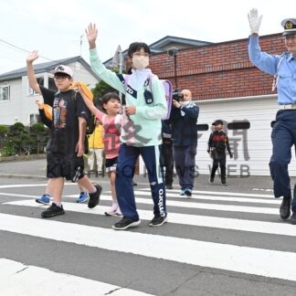 ハンドサインで事故防止　釧路署など子供らに街頭啓発【釧路市】(2024-09-22)