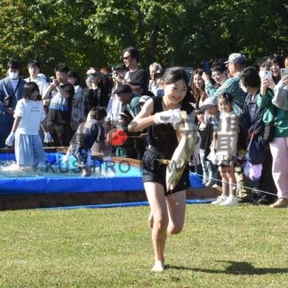 サケつかみ取りに奮闘　あきあじまつり【標津】(2024-09-30)