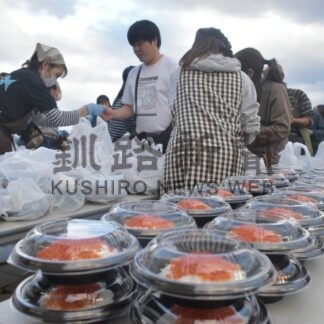 海の幸や花火楽しむ　産業祭、イクラ丼無料配布盛況【羅臼】(2024-09-29)