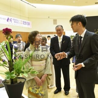花の道継承に決意新た　華道家元池坊根室支部、専宗氏迎え記念花展【根室】(2024-09-08)