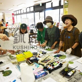 フキ使った版画に挑戦　ボタニカルスタンプ体験【釧路市】(2024-09-10)