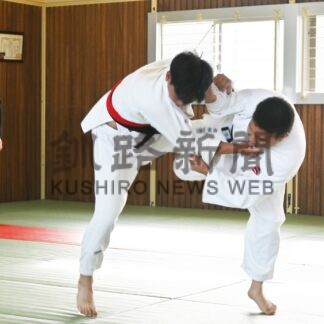 秋葉（柔道）、石川（剣道）さん最優秀　道警釧本警察官、技競う【釧路市】(2024-09-12)