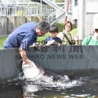 餅まきや催しに笑顔　サーモン科学館でイベント【標津】(2024-09-15)