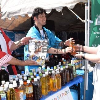 使用済み油回収に関心　釧路空港、そらフェスにぎわう【釧路市】(2024-09-10)