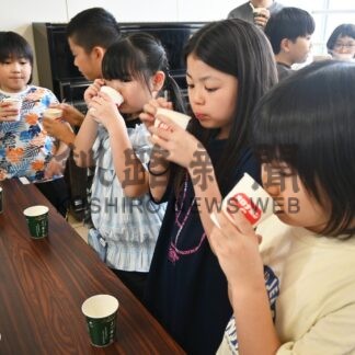 桜が丘小児童地産地消学ぶ　大塚製薬がオロナミンＣ出前授業【釧路市】(2024-09-23)