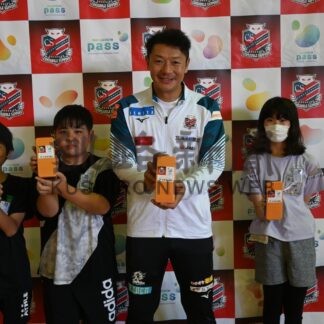 コンサドーレ黒板消し寄贈　市内全小学校に【釧路市】(2024-09-04)