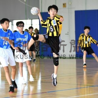 メーヴェン釧路アベックＶ　ハンドボールＵ－１２、道内チームが交流【男子】(2024-10-08)