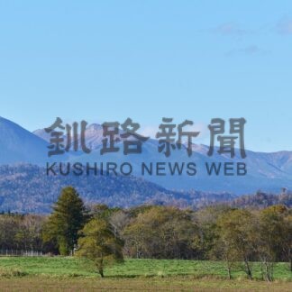 雌阿寒岳で初冠雪【釧路市】(2024-10-21)