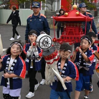 園児ら「火の用心」　幼年消防クがパレード【浜中】_1(2024-10-25)