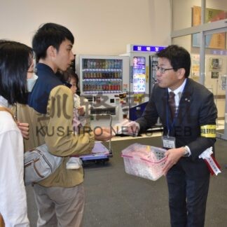 衆院選投票率アップへ　東武で啓発【中標津】(2024-10-20)