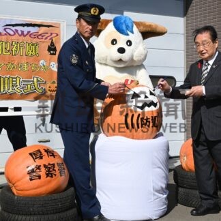カボチャに地域安全の願い込め　厚岸署【厚岸】(2024-10-17)