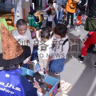 仮装の子供にお菓子　ハロウィーン、遊学館でイベント【釧路市】(2024-10-26)