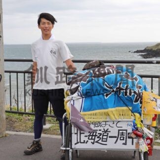 道内一周の瀬戸さんリヤカー、納沙布岬到着　児童と触れ合う【根室】(2024-10-20)