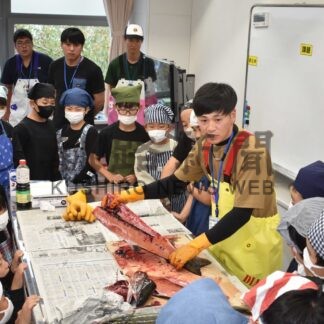 サケ三枚下ろしに挑戦　現役若手漁業者が出前授業【中標津】(2024-10-12)