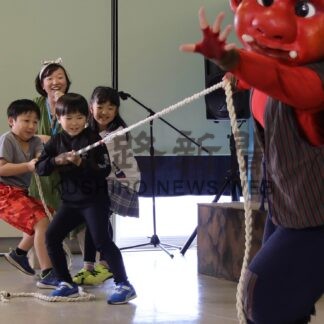 着ぐるみ人形劇楽しむ　根室市図書館で「こどものつどい」【根室】(2024-10-24)