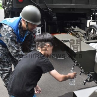 自衛隊参加、給水体験　厚床小中学校で防災学習【根室】(2024-10-03)