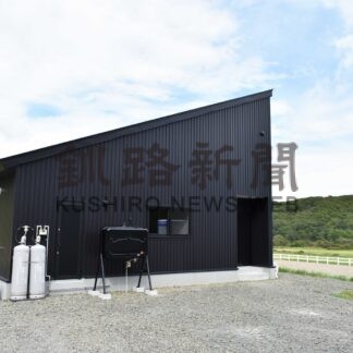 カフェから馬眺めて　観光牧場ハートランチに管理棟完成【標茶】(2024-10-06)