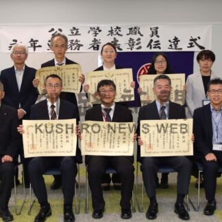 長年の勤務たたえ、教員６人に表彰状【根室】(2024-10-09)