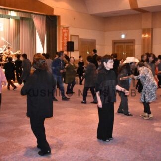 各種企画で楽しい一夜　町商工会女性部、我が青春歌鑑賞会【標津】(2024-10-24)