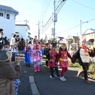 仮装パレード元気に行進　貝塚幼稚園で祭り【釧路市】(2024-10-29)
