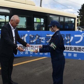 ハンドサインで交通事故防止　根室署、バス車内にポスター【根室】(2024-10-29)