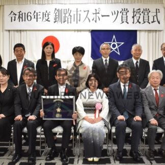 サッカー振興に貢献　スポーツ賞佐藤さんに賞状授与【釧路市】(2024-10-11)