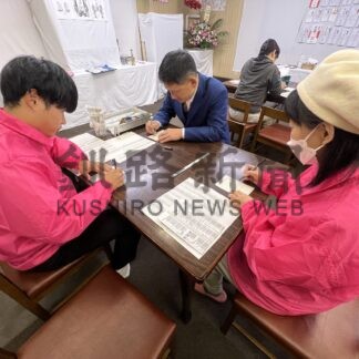 選挙フラッシュ　はがき宛名手書きで　鶴間氏、支援者らに【釧路市】(2024-10-23)