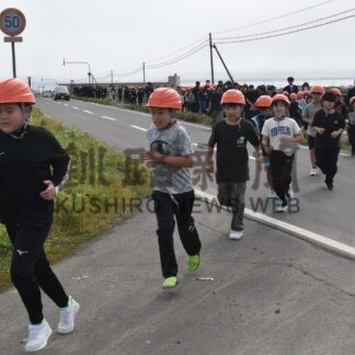 地震、津波時の連携確認　歯舞校区学校運営協、初の合同避難訓練【根室】(2024-10-05)