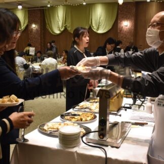 釧根乳製品に舌鼓　同友会くしろ支部がチーズパーティー【釧路市】(2024-11-24)