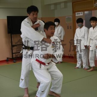 柔道の基本中学生に指導　メダリスト出前授業(2024-11-22)