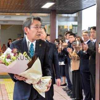 釧路市の発展託す　蝦名氏退任式【釧路市】(2024-11-02)