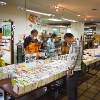 古本、格安販売　図書館にぎわう【標茶】(2024-11-05)
