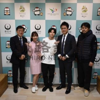 主演者ら大石村長を表敬　映画「鶴の里物語」、作品への思い語る【鶴居】(2024-11-05)