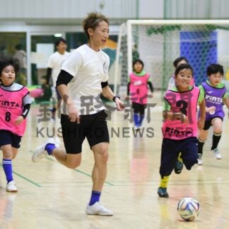 フットサルの技 プロに学ぶ　元日本代表・横江さん小学生指導【釧路市】(2024-11-30)