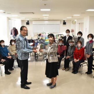 釧路慈徳会に生活物資援助　更生保護女性会【釧路市】(2024-11-24)