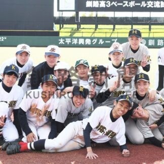 ライバル同士 枠超えプレー　市内５校の高３球児交流試合【釧路市】(2024-11-03)